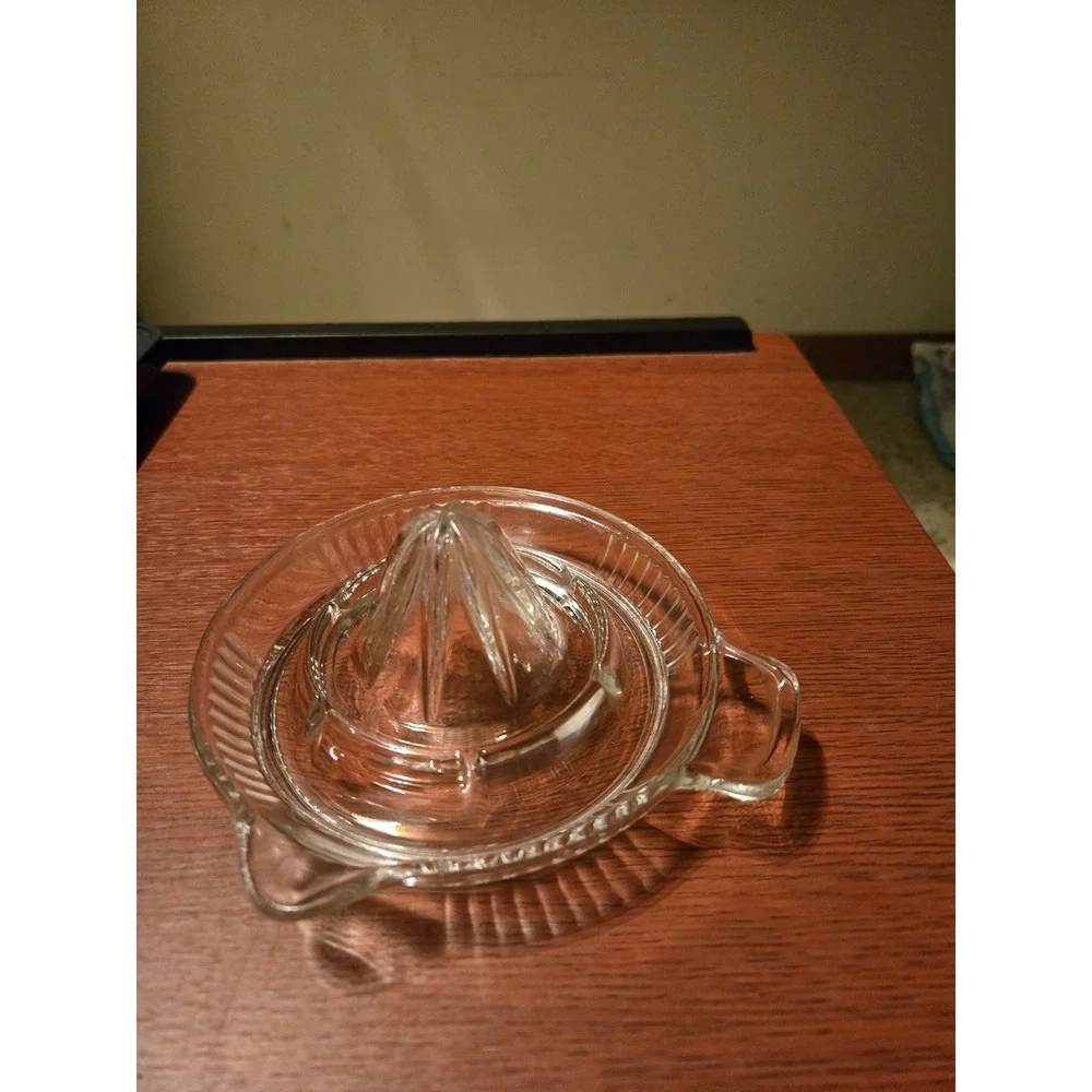 Vintage Clear Glass Citrus Juicer Reamer with Handle and Pour Spout Starburst‎